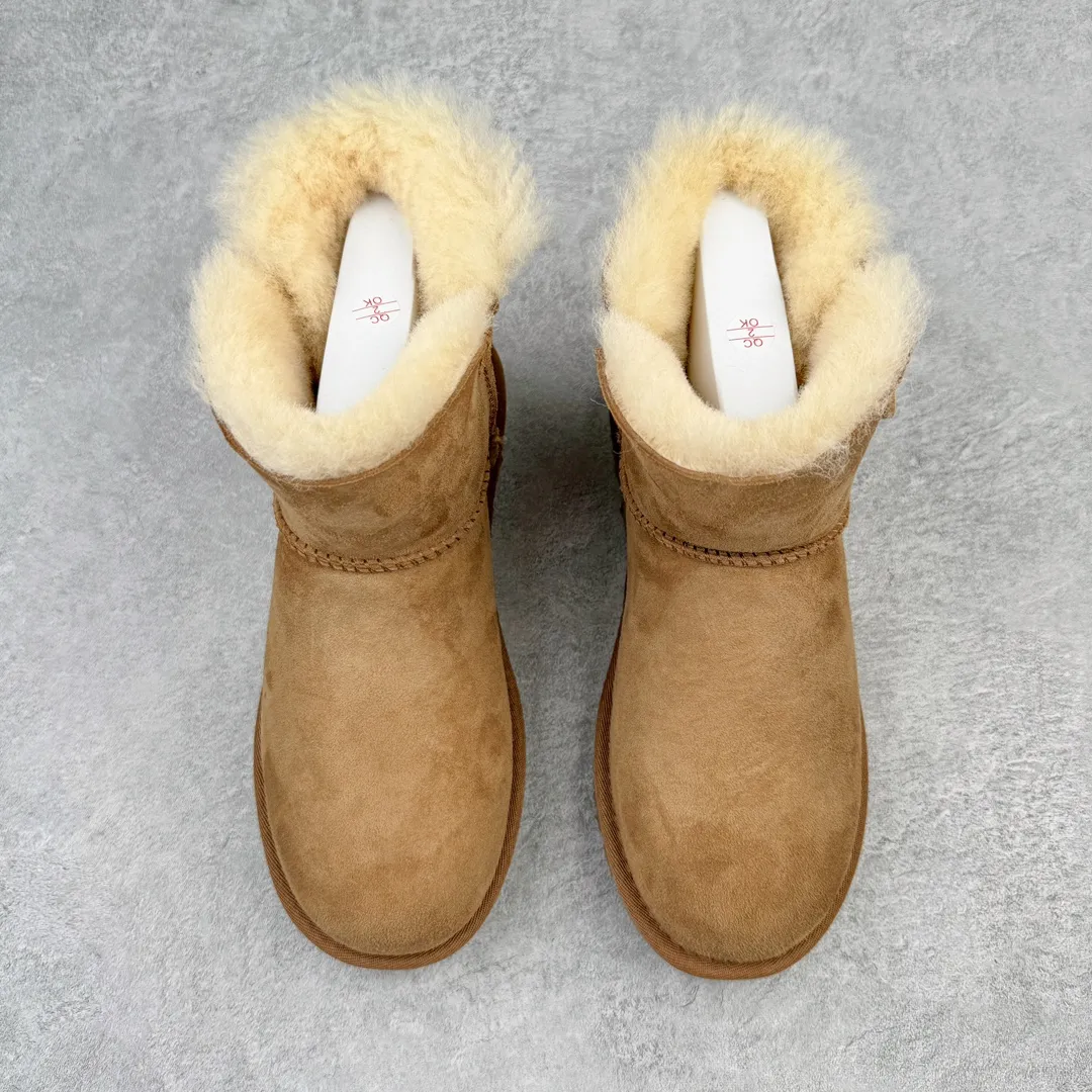 Pick up locally💰520 UGG 6422 Classic wooden buckle autumn and winter sheep fur integrated snow boots. All shoes are made from the same factory as ZP. Longfeng A-grade Australian imported sheep fur integrated women's boots. Brand OEM production line. Fully follow the ZP process. OEM original pattern maker. Adhering to the principle of no original shoes and no development selection. Pay attention to every detail. The most authentic version on the market. TREADLITE "Light Wing" technology outsole. Lightweight/durable/flexible/pile size: 35 36 37 38 39 40 Coding: by2936090